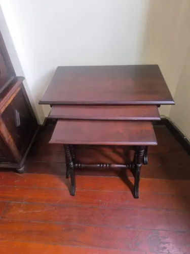 Mesa Ninho Tripla em Madeira Maciça - Oportunidade!
