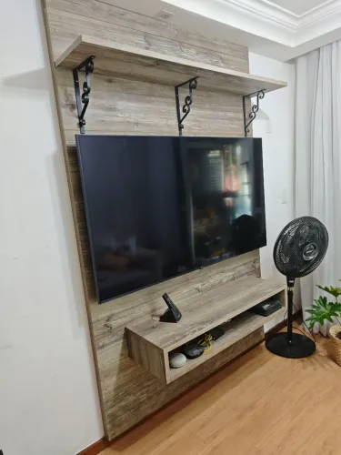 Painel de TV Rústico Moderno para Sala - Excelente Estado