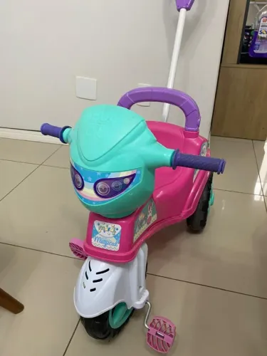 Motoca com todos os acessórios de pé e proteção das laterais 