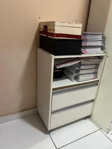 VENDE- SE CRIADO-MUDO + PRATELEIRA E ARMÁRIO 