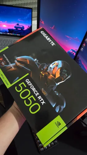 (Lacrada) RTX 5050 8 GB Gigabyte Windforce OC V2