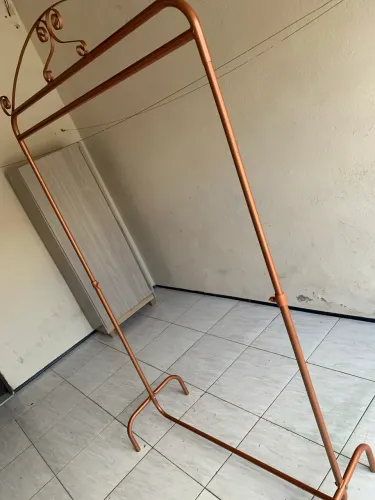 Arara de roupas Na cor Rose Gold