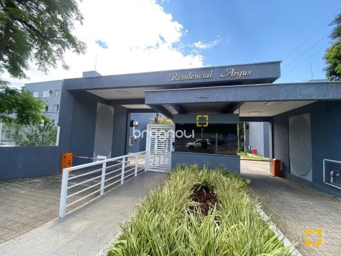 Apartamento de 02 dormitórios no bairro Coqueiros em Florianópolis