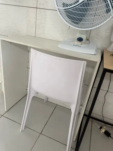 Escrivaninha e cadeira