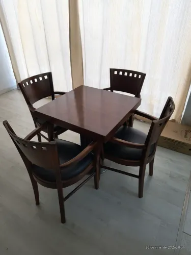 Mesa com 4 Cadeiras.
