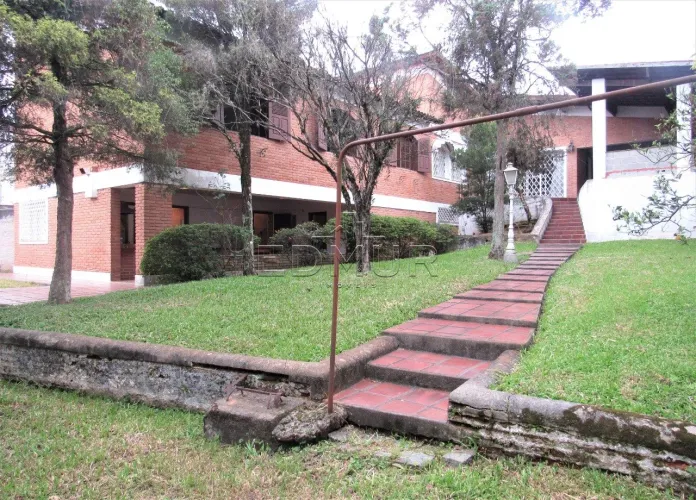 CASA para ALUGUEL com 368m² no bairro Vila Pires com 4 quartos e 4 vagas. Santo André, SP