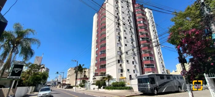 Apartamento a venda com 4 quartos sendo 3 suítes e vista mar de todos os cômodos no Estrei