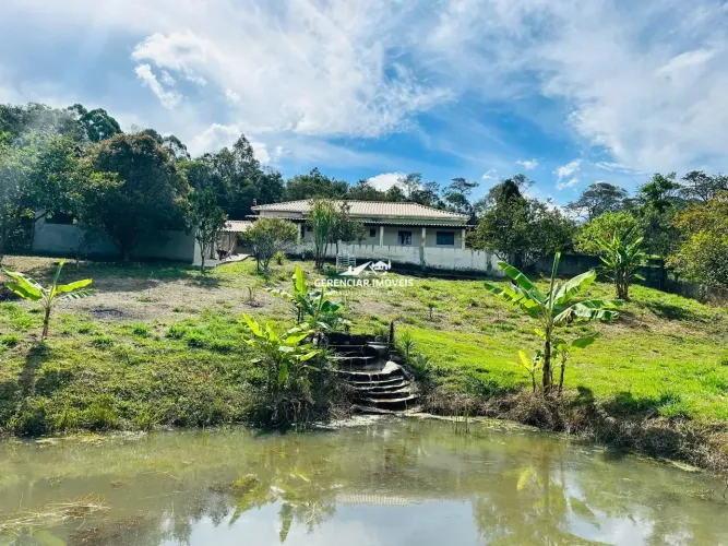 Chácara de 4.700 m² á Venda com Água nos Fundos, 04 Quartos, Pomar e Galinheiro em Itaguar