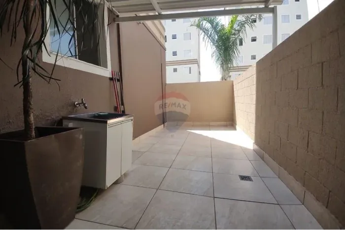 Apartamento com Quintal amplo e Privativo, com 2 Quartos no Condomínio Salamanca