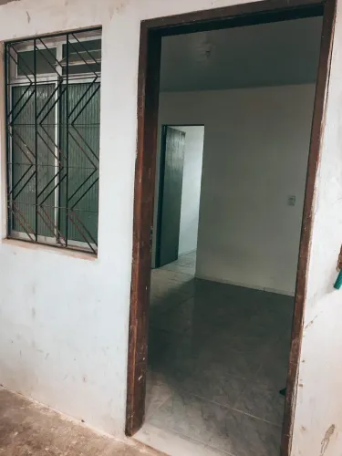 Casa 1/4, sala, coz pequena, banheiro, área coberta na frente.