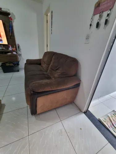 Vendo sofá semi novo bem conservado e espaçoso 