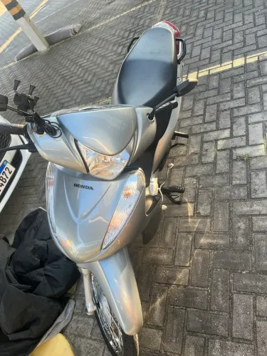 Vendo uma Biz econômica, confortável e bem cuidada.