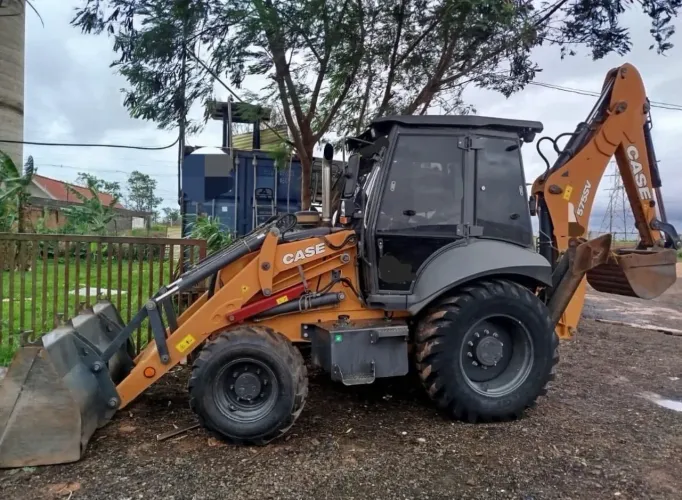 Retroescavadeira Case 575SV ano 2023, 4x4, com 2.800 horas e ar condicionado, em SP