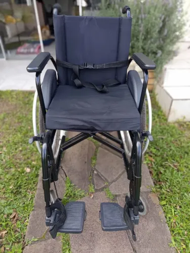 Cadeira de Rodas Dobrável e Regulável