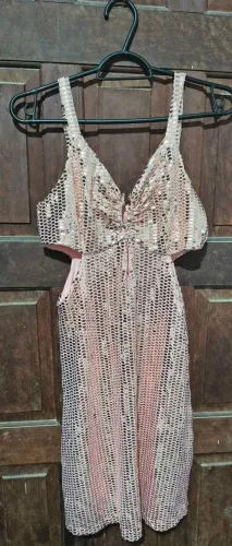 Vendo, vestido de paitê, cor rosê, com zíper nas costas, tamanho P, 20 reais.