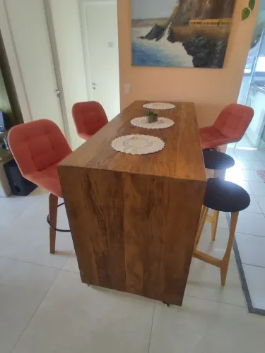 Vendo linda Mesa Bancada Alta em U em madeira de demolição