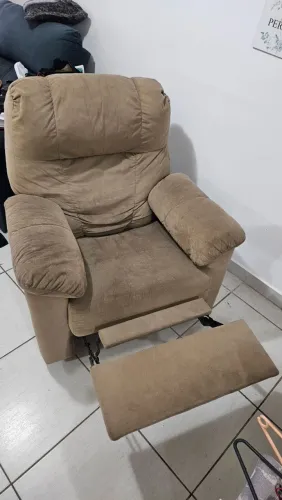Poltrona retrátil e reclinável marrom