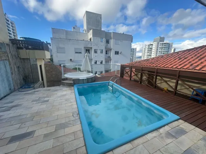 Casa Comercial com piscina e 4 vagas de garagem para Alugar em Barreiros.