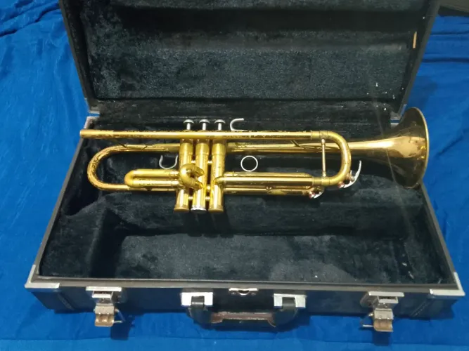 Vendo trompete Yamaha Profissional 6335, usado em ótimo estado,