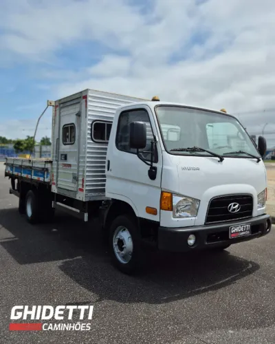 Hyundai HD equipado com cabine suplementar