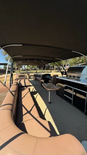 Vendo embarcação-barco-catamarã- flutuante Pontoon P320 23 lugares.