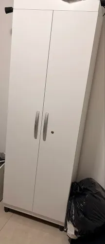 Sapateira branca grande com 2 portas e várias prateleiras