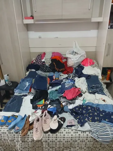 Lote com 200 pecas de roupas infantis para brechó.