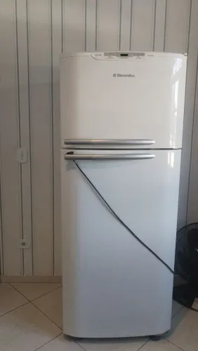 Geladeira Electrolux branca