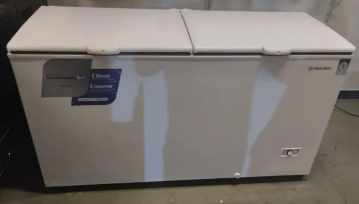 Vende-se freezer horizontal Metalfrio semi-novo