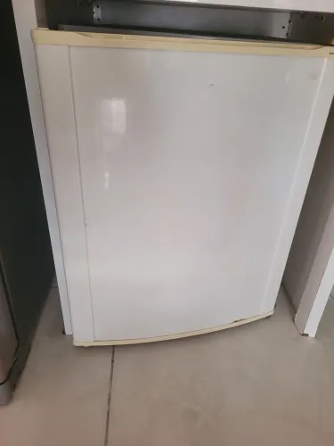 Vendo frigobar, mesinhas cabeceira e gaveteiro com rodinhas