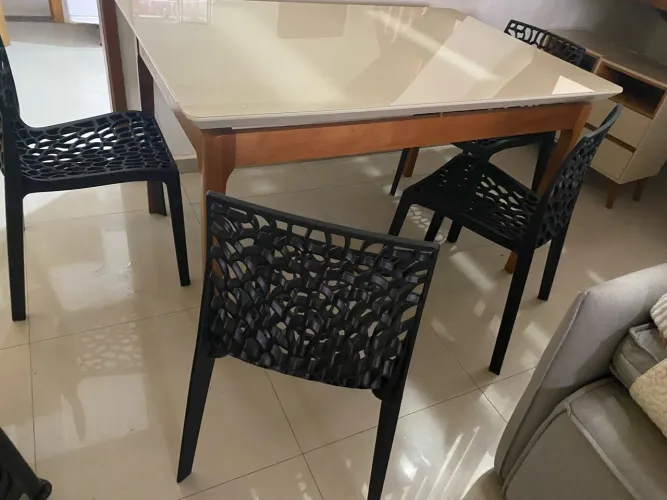 MESA COM 4 CADEIRAS COM DETALHES NAS FOTOS, MADEIRA ITALIANA.
