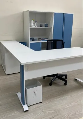 Mesa para escritório com armários