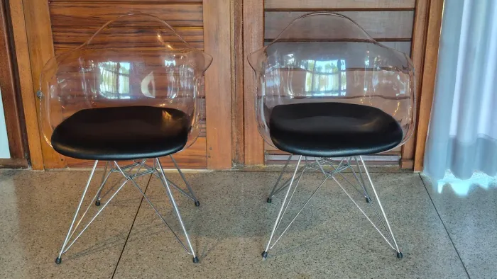 Cadeiras modelo Charles Eames Eiffel Transparente + Almofada Preta