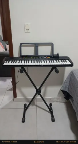 Teclado Yamaha (c/ suporte) - 61 Teclas PSR F52 com Fonte Bivolt Yamaha<br>