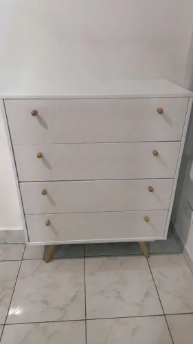 Cômoda com 4 gavetas