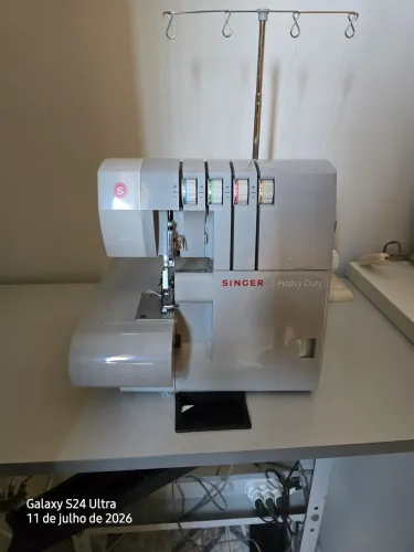 Maquina de costura overloque singer