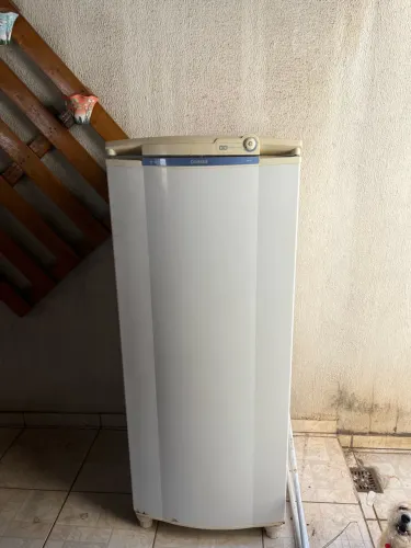 Vende-se geladeira para conserto/ uso de peças
