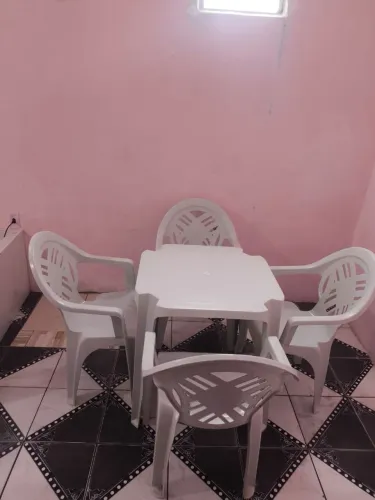 Mesa com 4 cadeiras plásticas resiatente