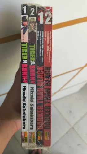 Lote 4 Mangás Panini: Darker Than Black 1 e 2 + Tiger & Bunny 1 e 2