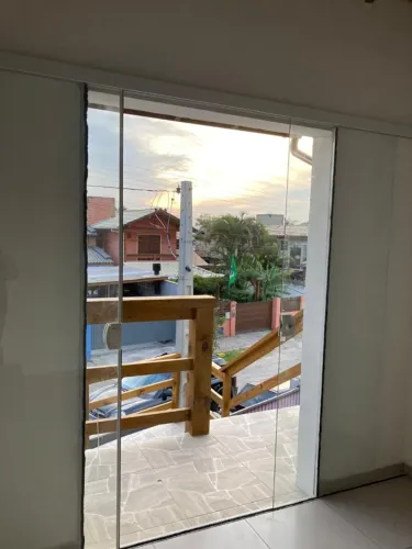 Quarto + mezanino amplo, sacada e garagem - Rio Tavares