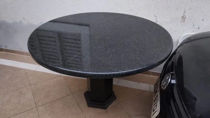 Vende-se Mesa Redonda Granito São Gabriel