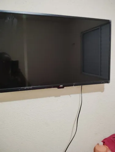Vendo televisão da marca JVC , ela está nova , tem android , pega bluetooth, e ChromeCast.