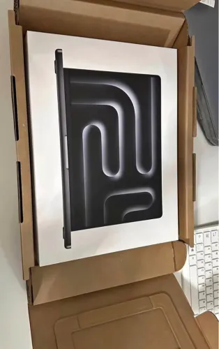 MacBook Pro 16.2| 2 TB | 36GB| M5 MAX