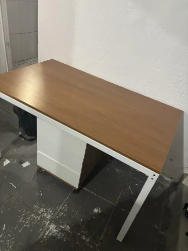 Mesa, gaveteiro e armário
