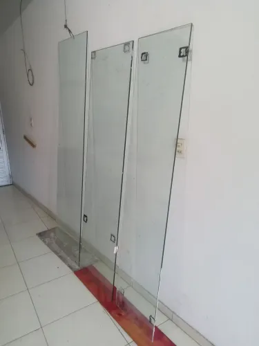 3 vidros 100 reais cada um medidas 44x199 - 54x199 - 56x216 ótimo pra divisão de banheiro