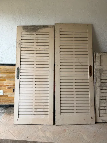 Vende-se porta de madeira