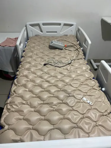 Cama hospitalar eletrônica (semi nova)
