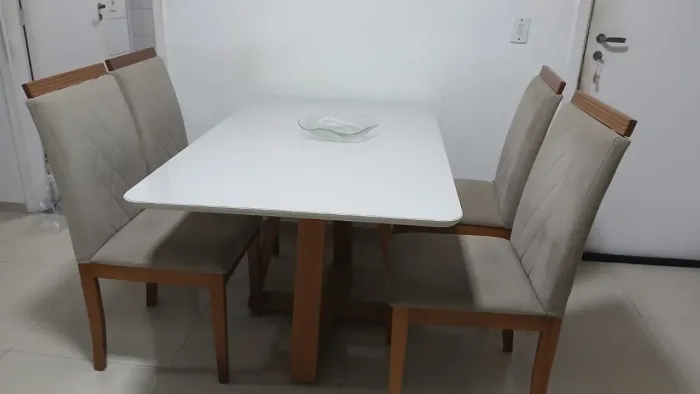 Conjunto de jantar com 4 cadeias