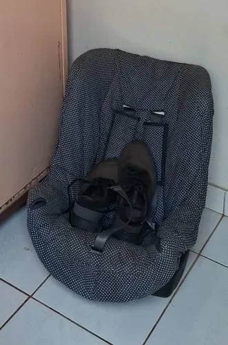 Cadeirinha de bebê para carro.