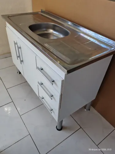 Armário de cozinha com pia de inox 
